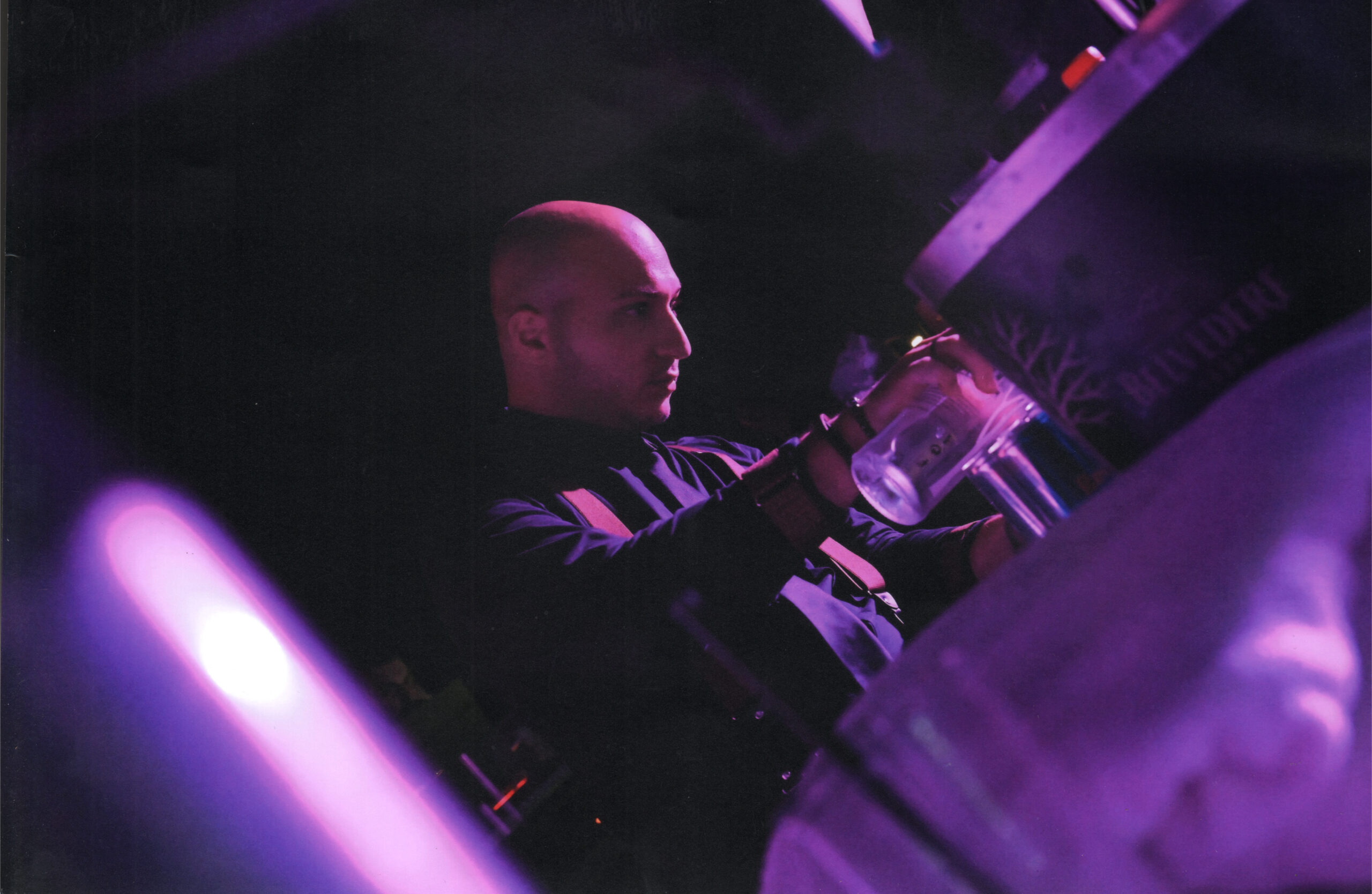 Carlo durante un momento di lavoro in un locale