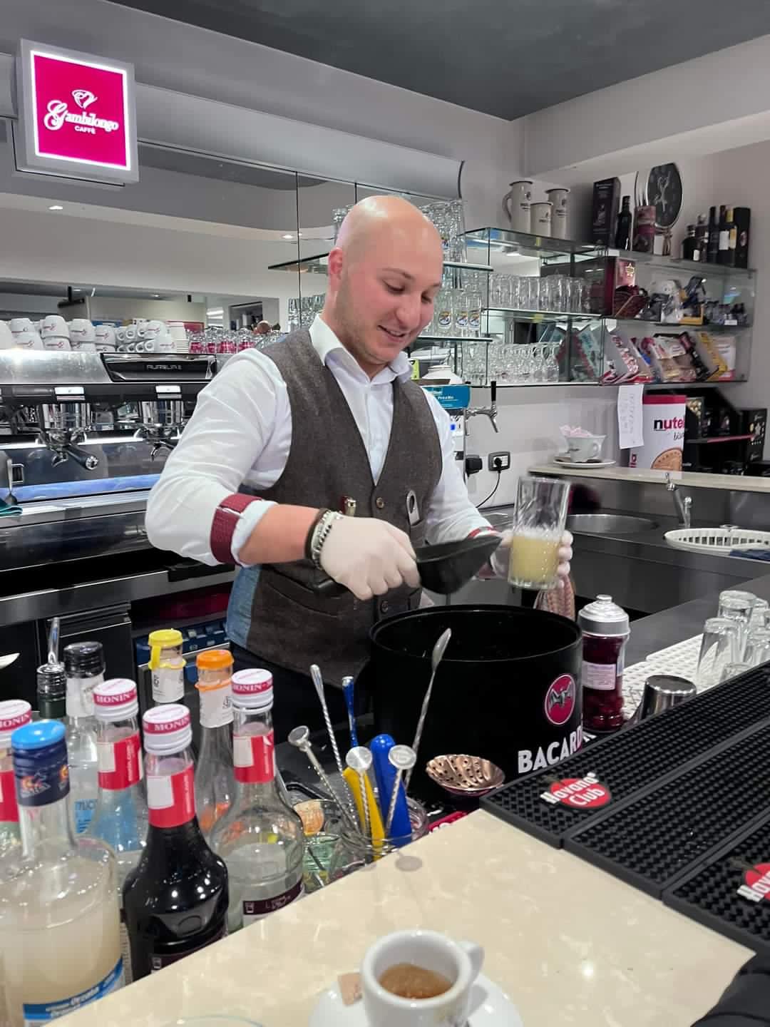 Carlo al lavoro dietro il bancone